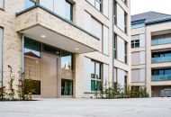 Hinter der modernen Fassade befinden sich großzügige Wohnbereiche.