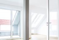 90 Wohnungen in sieben Häusern: Dank der vielen großen Fenster werden die Innenbereiche von Licht durchflutet.