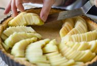 
                                  Den gebackenen Boden mit Äpfeln belegen