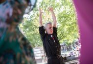 Musiker Holger Kirleis dirigiert mit vollem Einsatz.