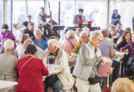 Live-Musik, viele Gewinne bei der Tombola und leckere spari-Cocktails.