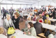 Viele Besucher machten es sich im Festzelt gemütlich.