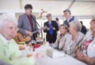 „Die kleine Swingbrause“ unterwegs von Tisch zu Tisch. 