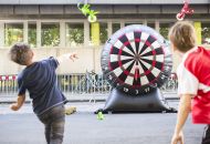 Die etwas andere Dartscheibe: Als Luftkissen kaum zu verfehlen.