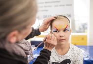 Beim Kinderschminken verwandelten sich Gesichter in zauberhafte Wesen.