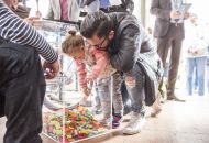 Die kleine Losfee zieht die glücklichen Gewinner der Tombola.