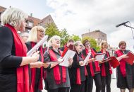 Schwarz gekleidet mit rotem Halstuch: Auch ein Chor ...