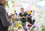 Kreative Kränze aus Blumen wurden gebastelt.