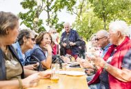 Viel Platz für leckeres Essen und entspanntes Beisammensein.
