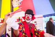 Clown Pipo unter dem bunten Zelt der AWO.