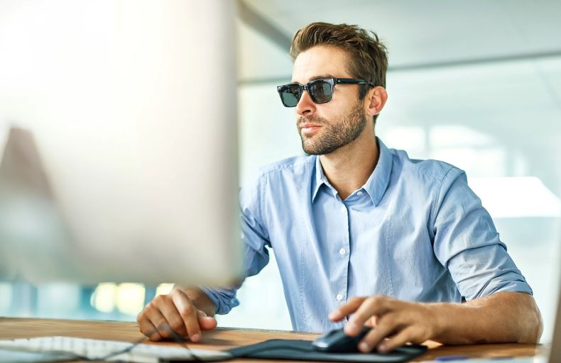 betrügerischer Mann vor PC